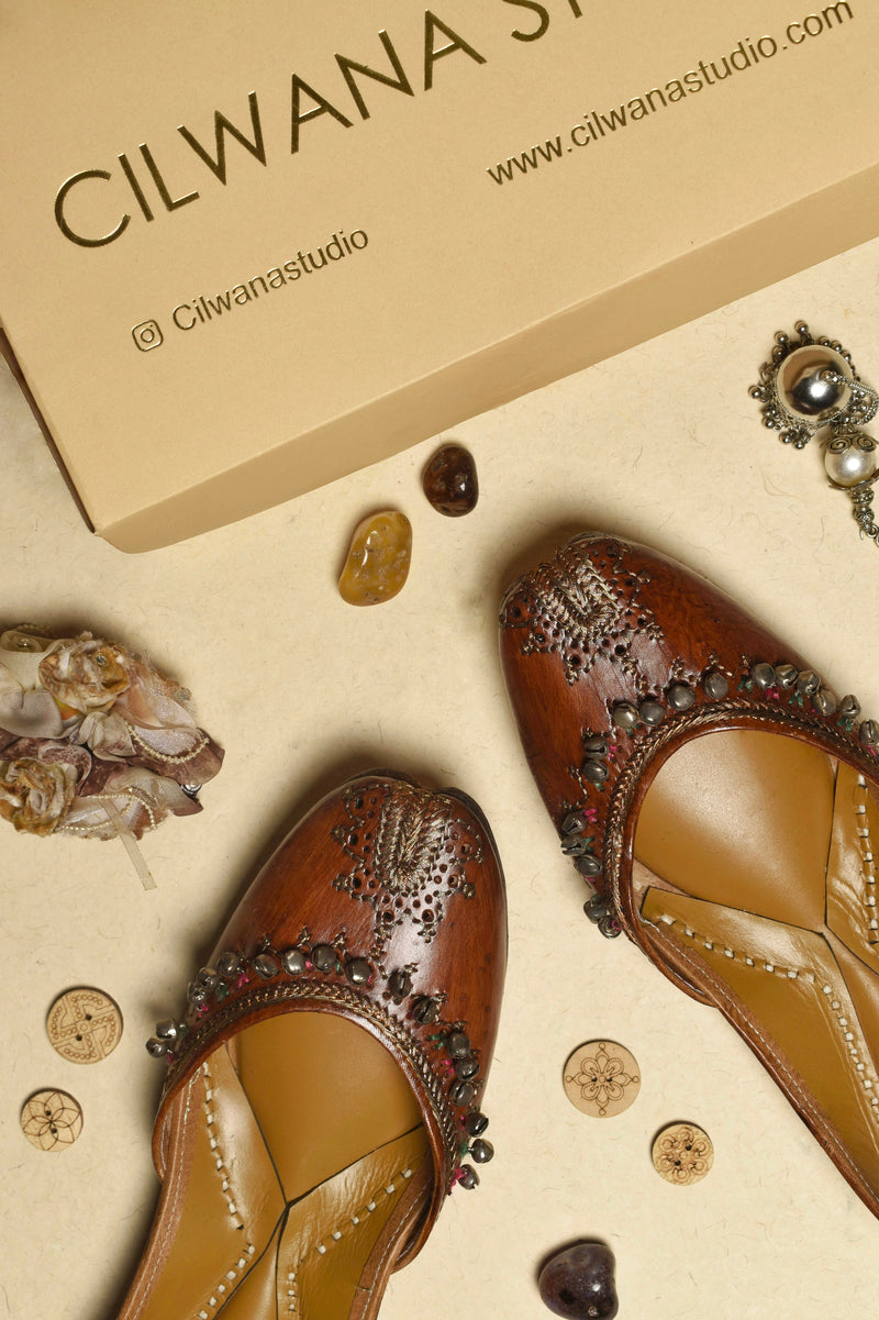 Leather Gungroo Jutti — product detail