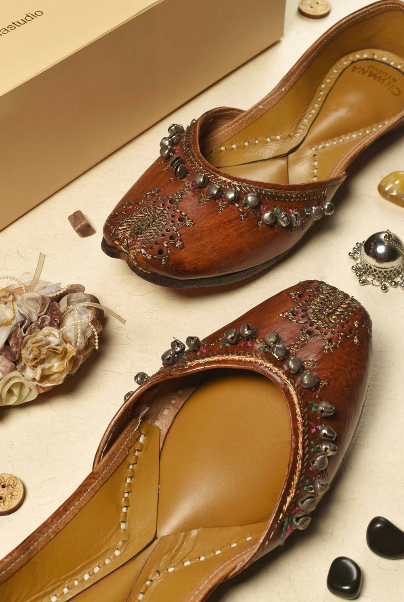 Leather Gungroo Jutti — product detail