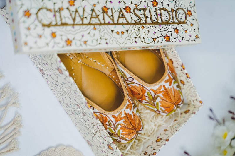 White Autmn Chinar Aari Jutti — product detail