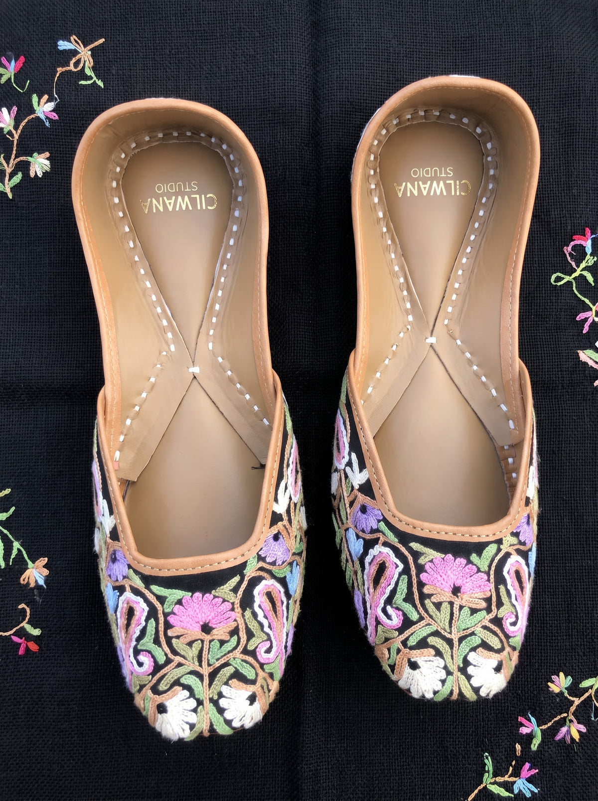 Black Floral Aari Jutti