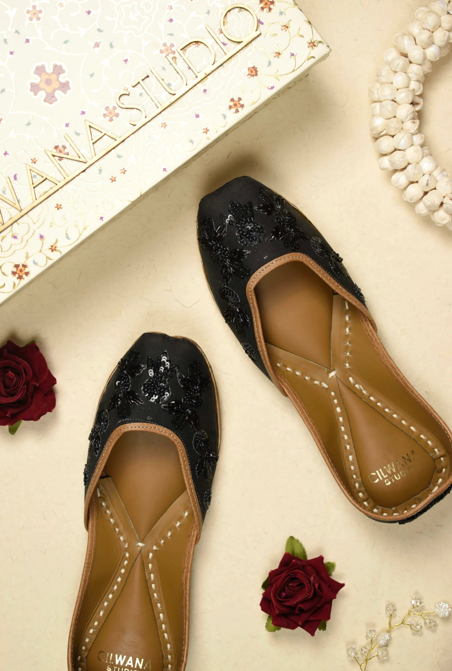 Black on Black Jutti