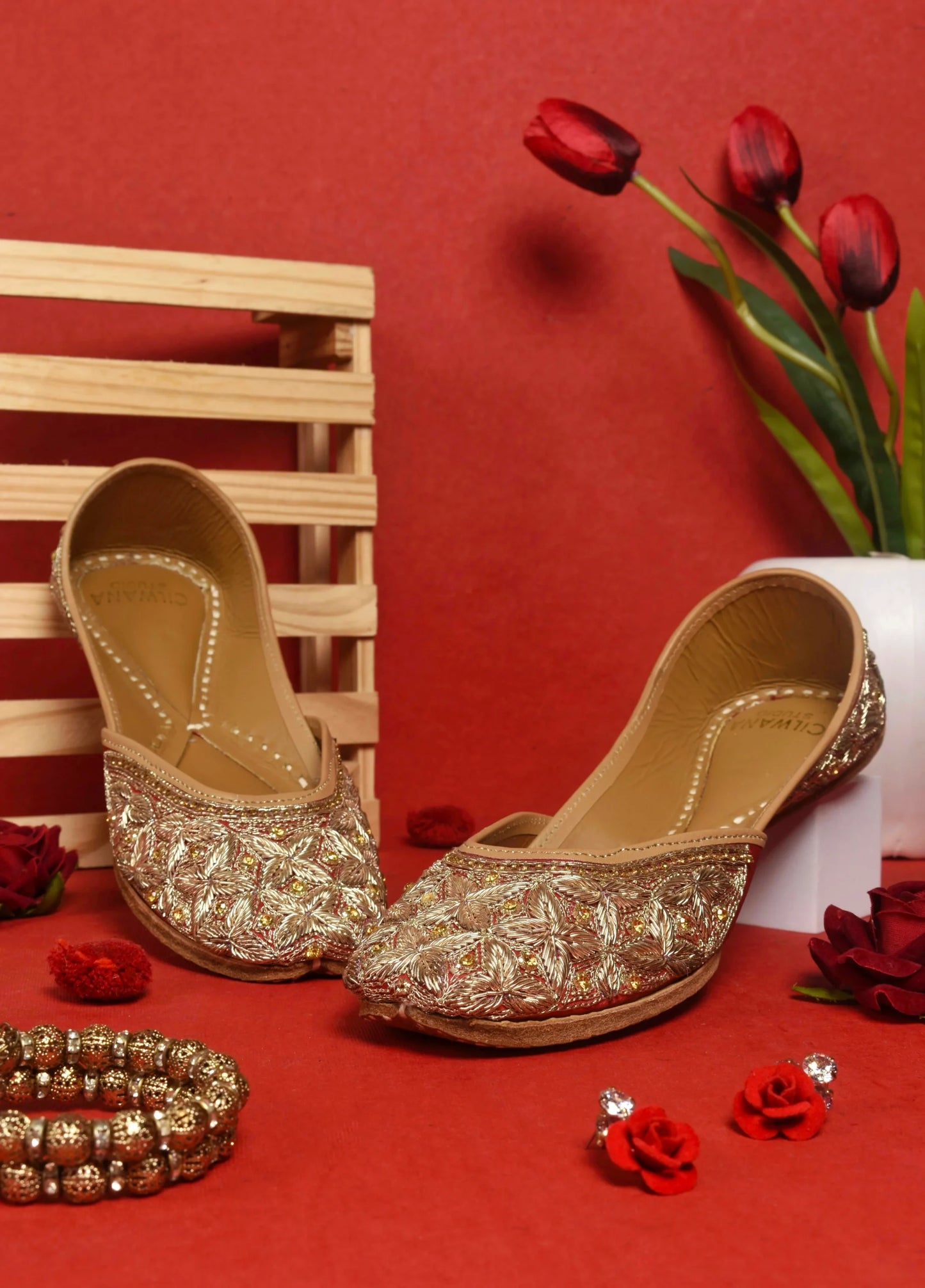 Red Heavy Dhabka Jutti