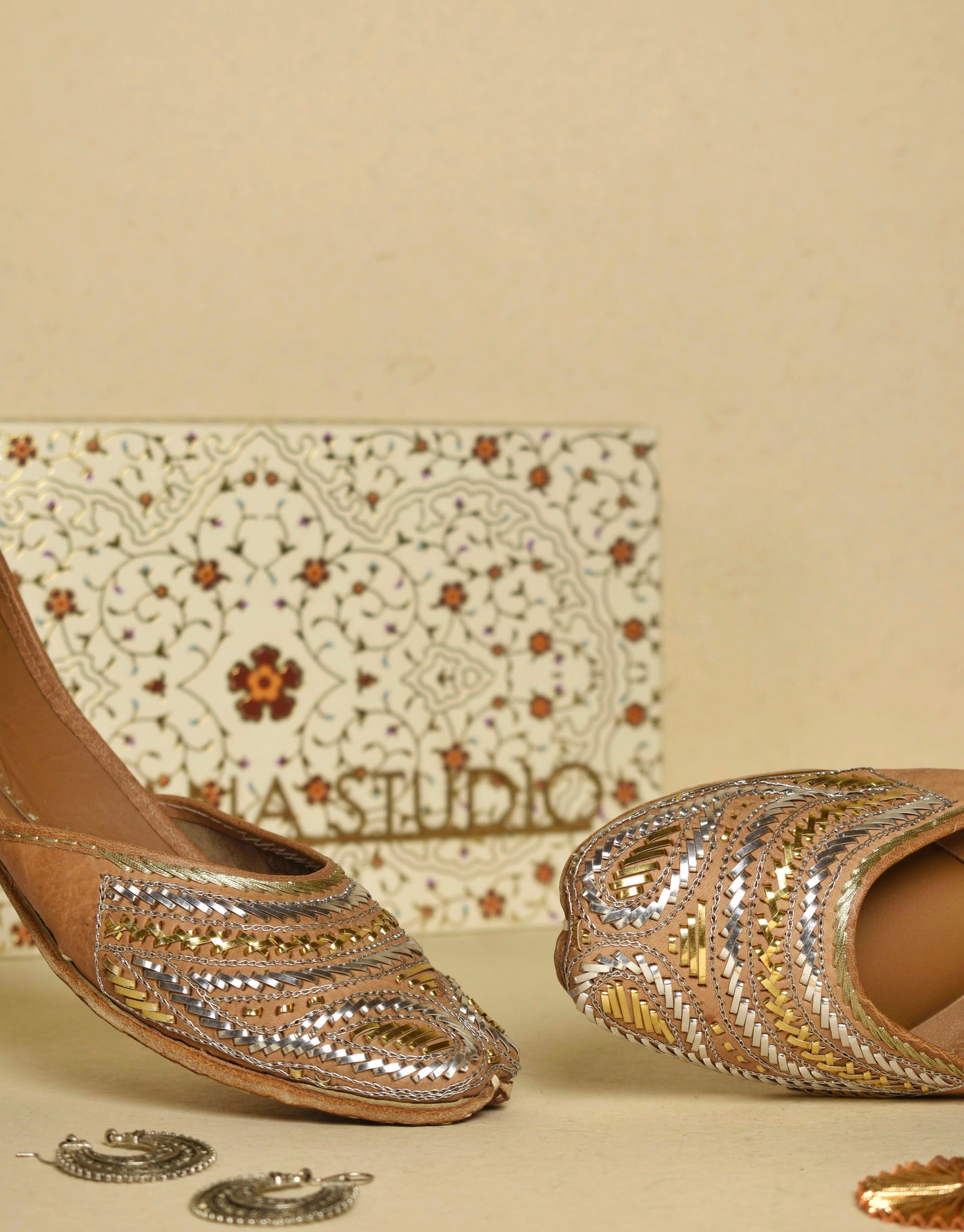 Silver And Golden Pitta Almond Jutti