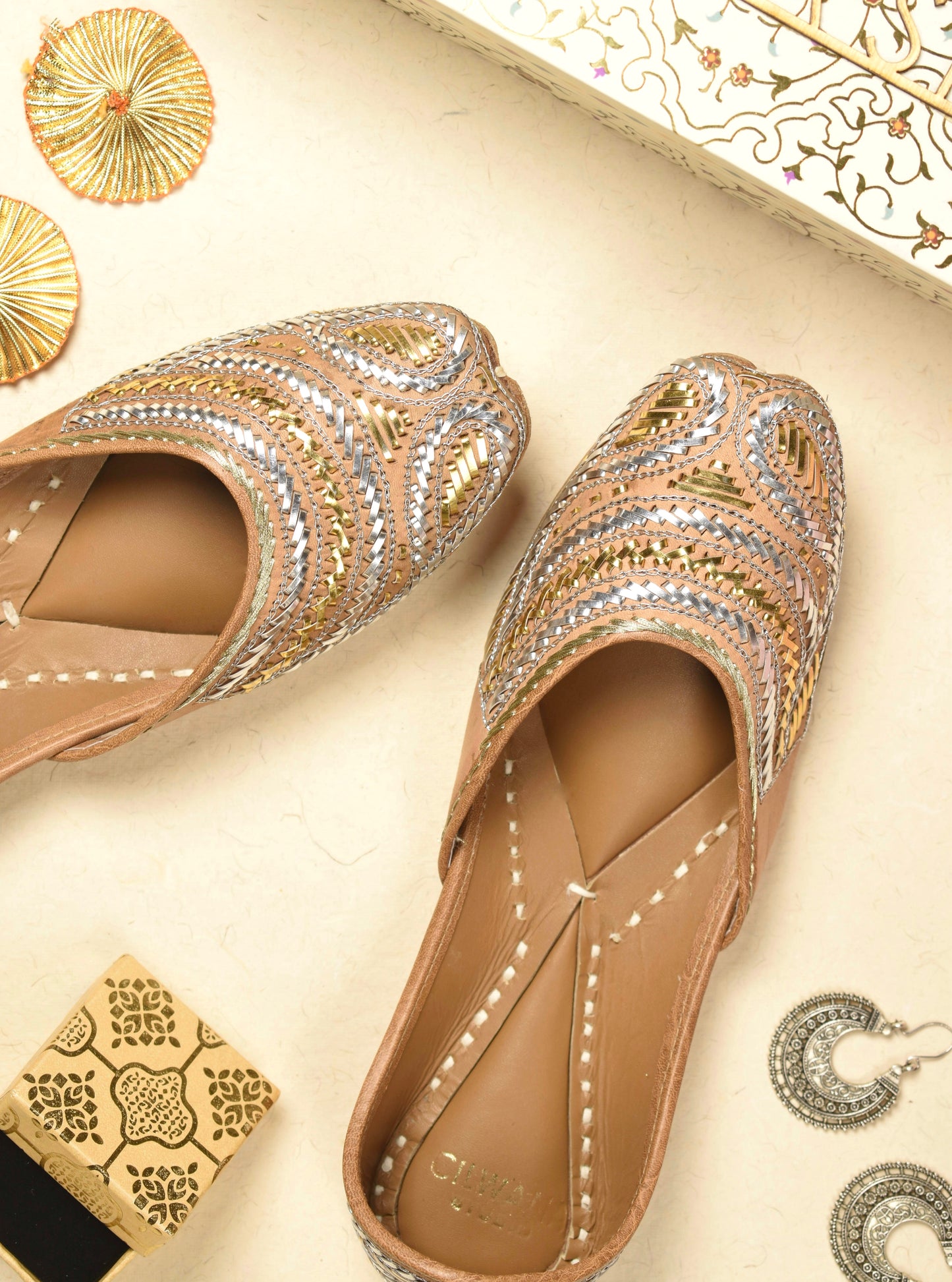 Silver And Golden Pitta Almond Jutti