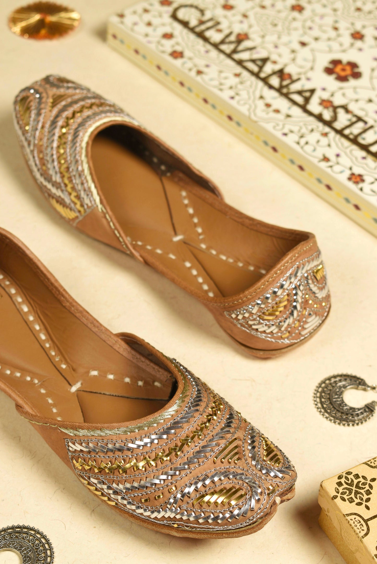 Silver And Golden Pitta Almond Jutti