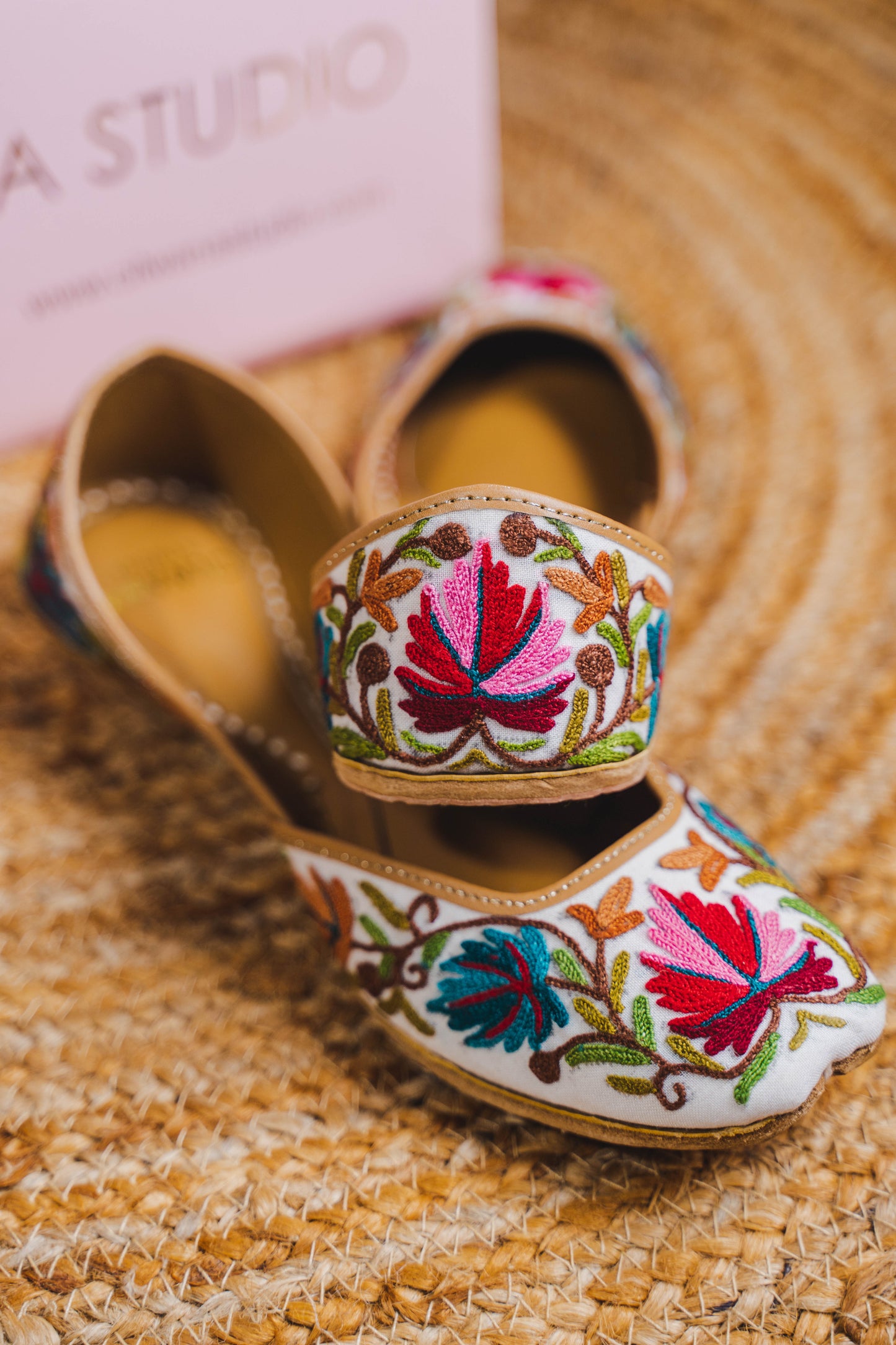 White Multi Chinar Aari Jutti