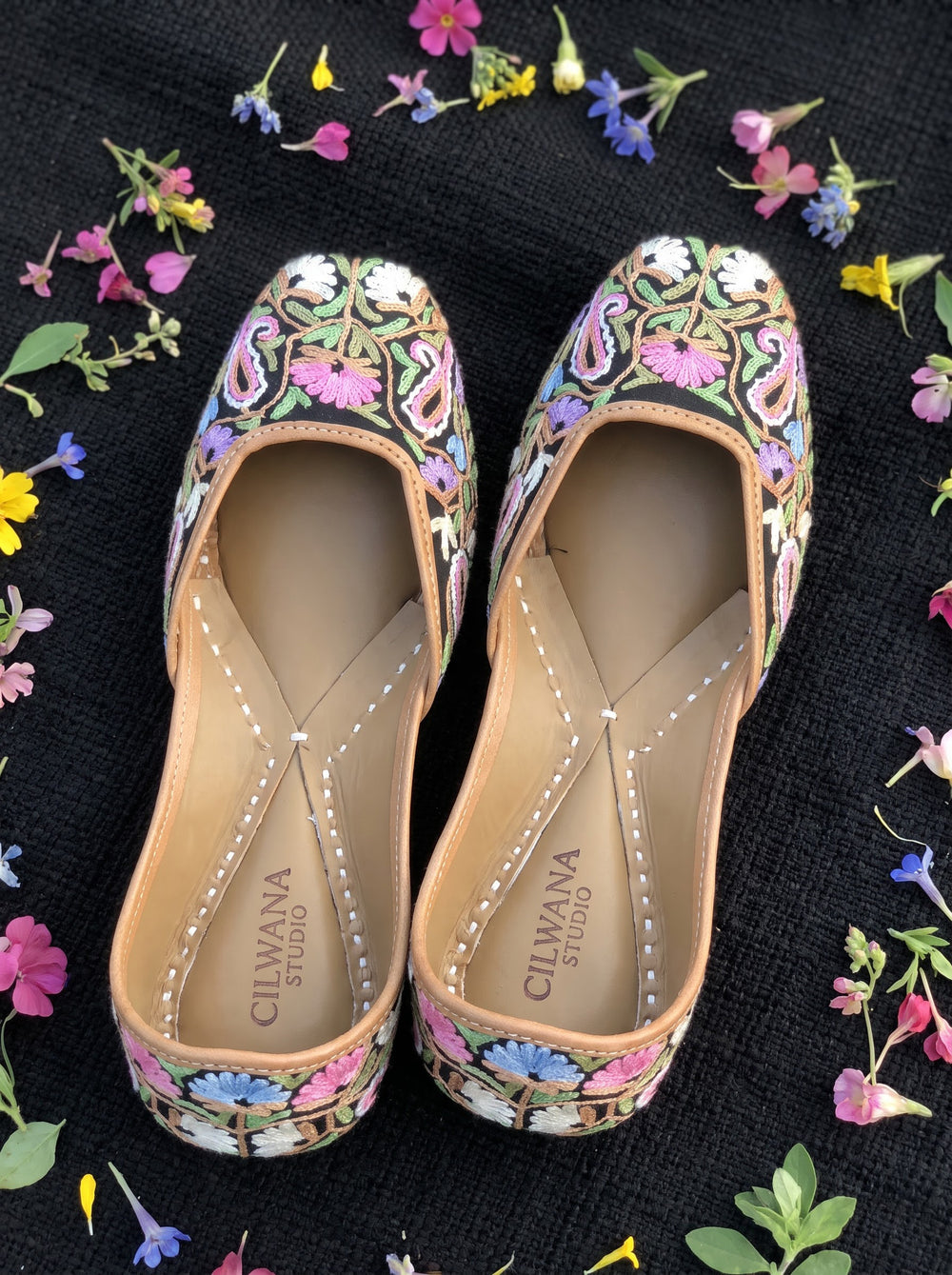 Black Floral Aari Jutti